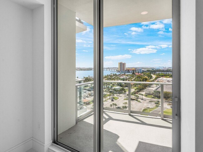 Building Photo - 220 Lake Shore Dr