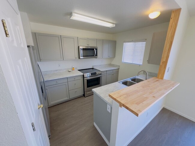Building Photo - Cozy near Golf Course, lvp flooring, low m...