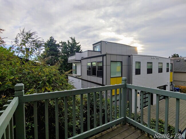 Building Photo - **FREE JUNE RENT**"Spacious 3-Bed Oasis with 2 Full Baths in Prime Seattle Location – 1800 Sq Ft ...