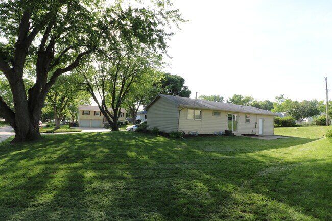 Building Photo - 1409 Thomas Dr
