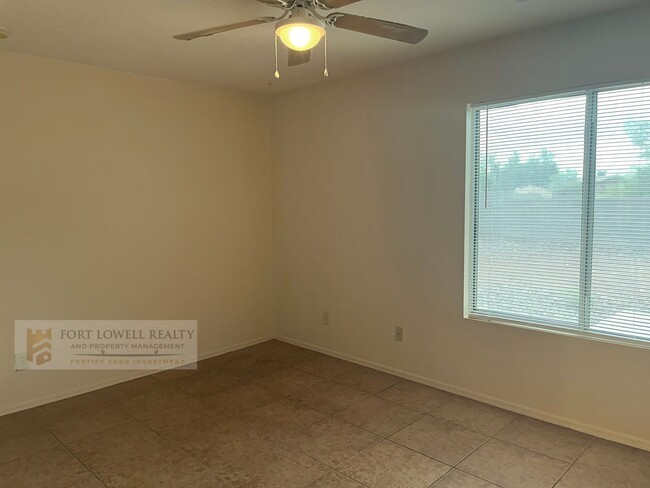 Building Photo - 3 bed 2 bath, garage, fenced yard, washer/...