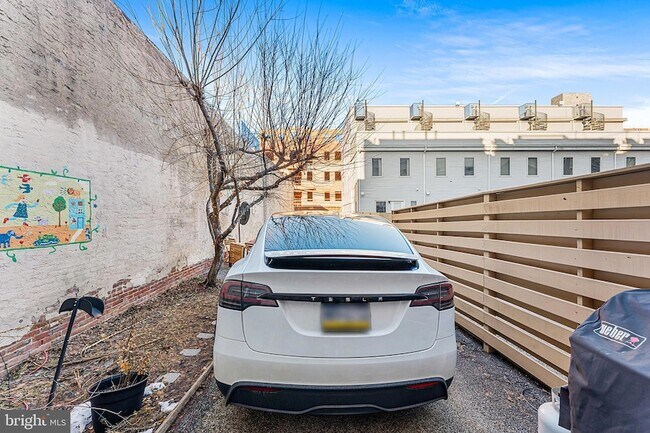 Building Photo - 2013 E York St