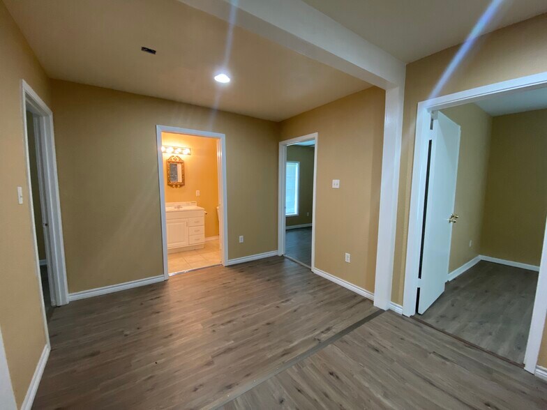 Building Photo - 310 Hillcrest St