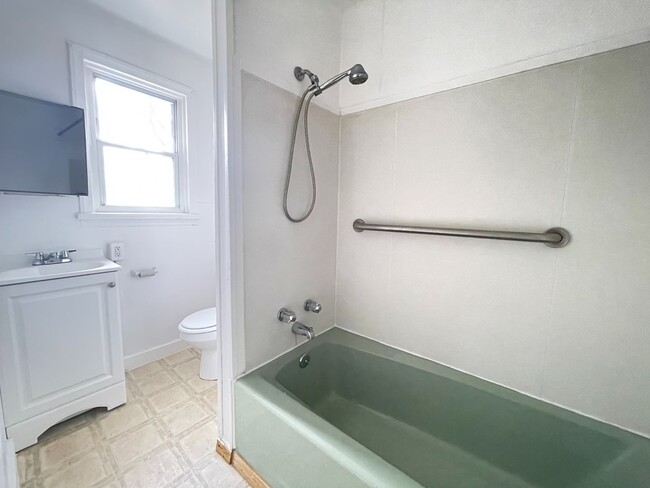 Building Photo - Adorable 1 bedroom House FOR RENT in Bridg...