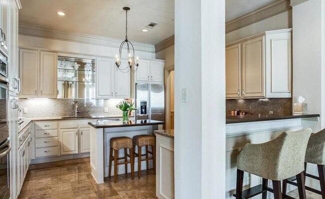 Building Photo - 2848 Woodside St