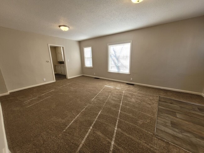 Building Photo - Pet Friendly 2 Bedroom Home with detached garage!