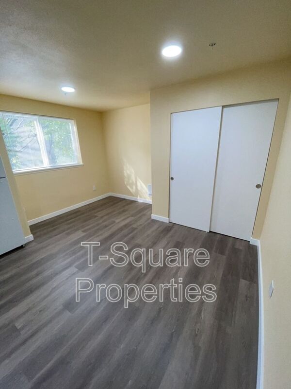 Building Photo - 7041 S 116th Pl