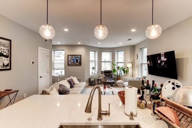 Building Photo - Stunning premium corner Townhome condo in ...