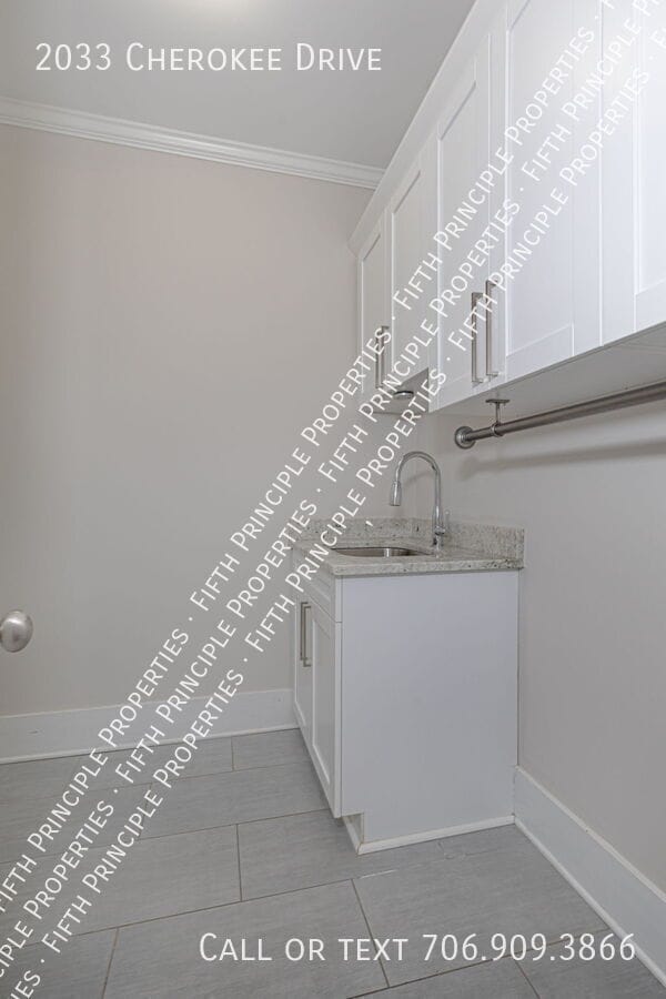 Building Photo - 2033 Cherokee Dr