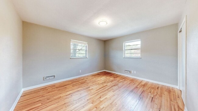 Building Photo - Hikes Point 3 Bed/2 Bath with Basement & Fenced-in Yard