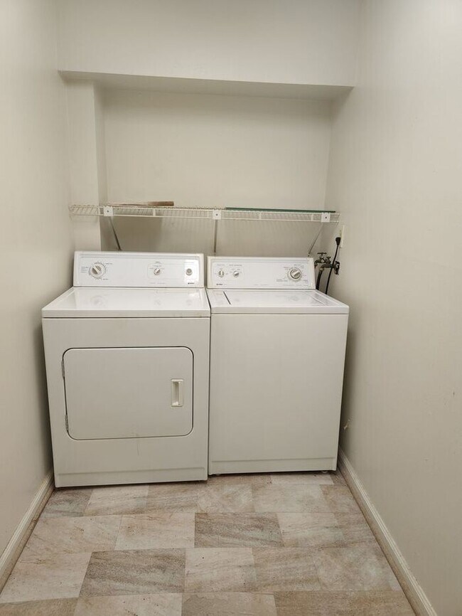 Building Photo - Two Bedroom Two Bath Condo with Pool Access
