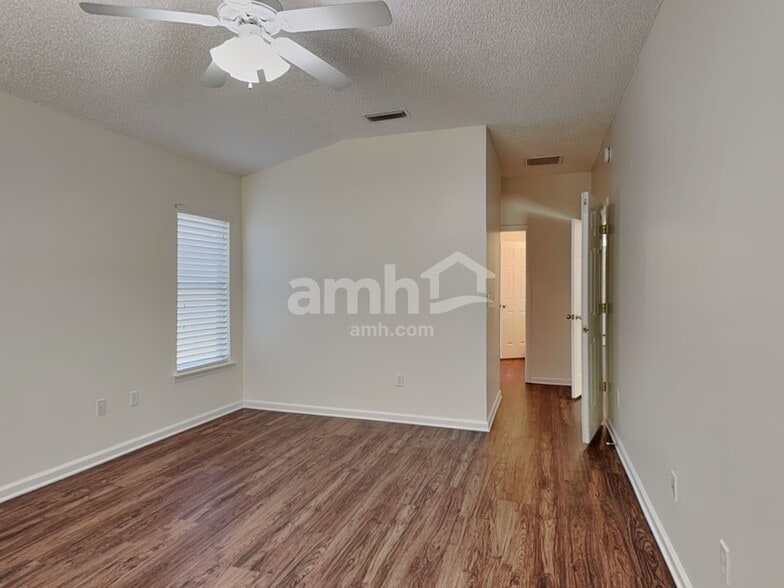 Building Photo - 5682 Shady Pine St S