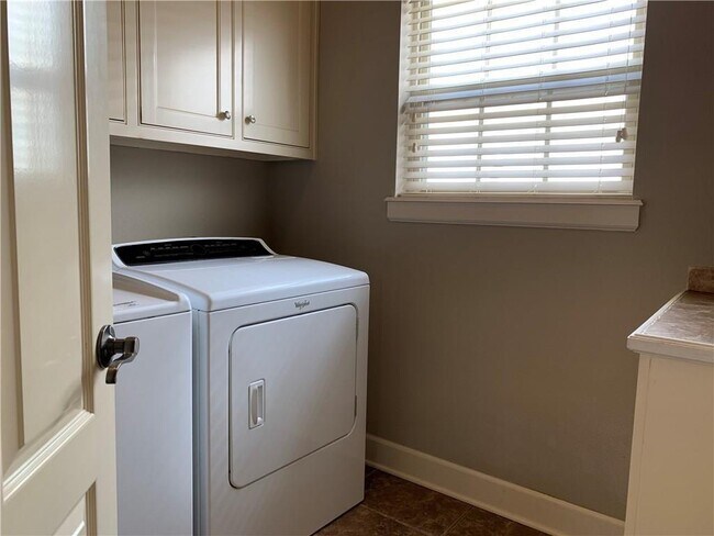 Building Photo - 3709 W Cherokee Rd