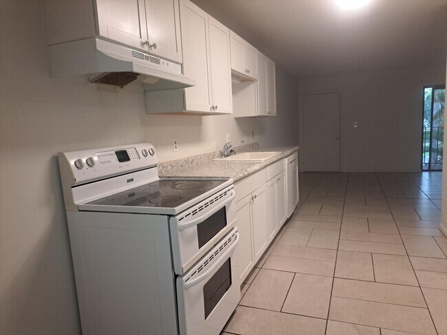 Building Photo - 2050 Oleander Blvd