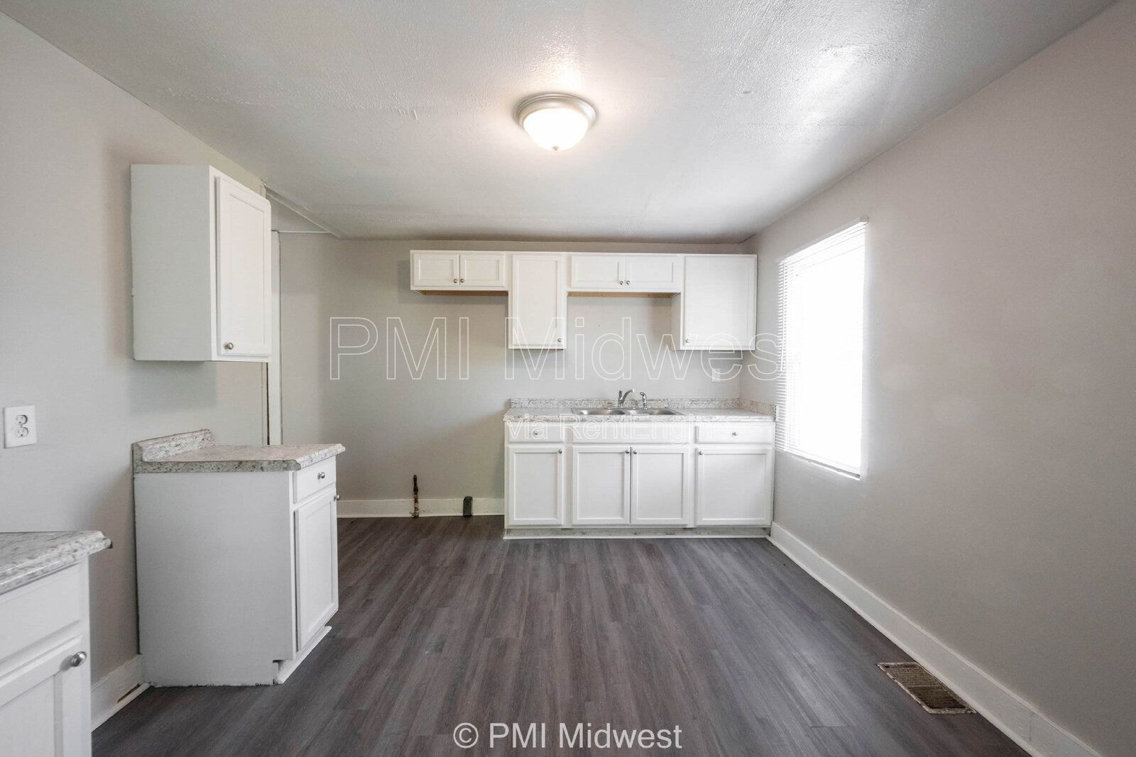 Building Photo - 445 W 29th St