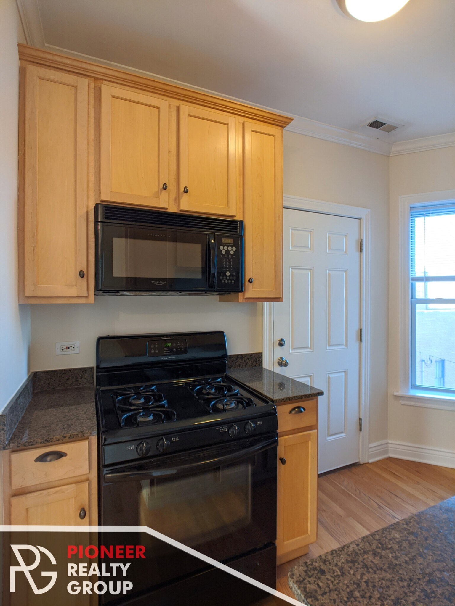 Building Photo - 1204 W Waveland Ave