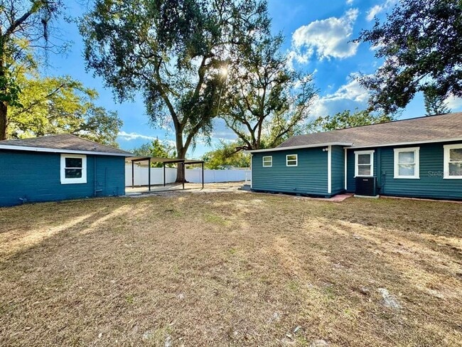 Building Photo - 1601 E Maple Ave