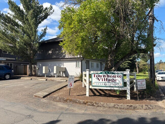 Building Photo - Pet-friendly Townhouse Near Parks and Downtown Newberg  Showings Start 4/2/26