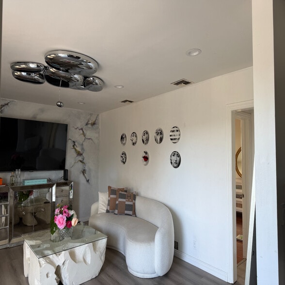 Building Photo - 11068 Plainview Ave