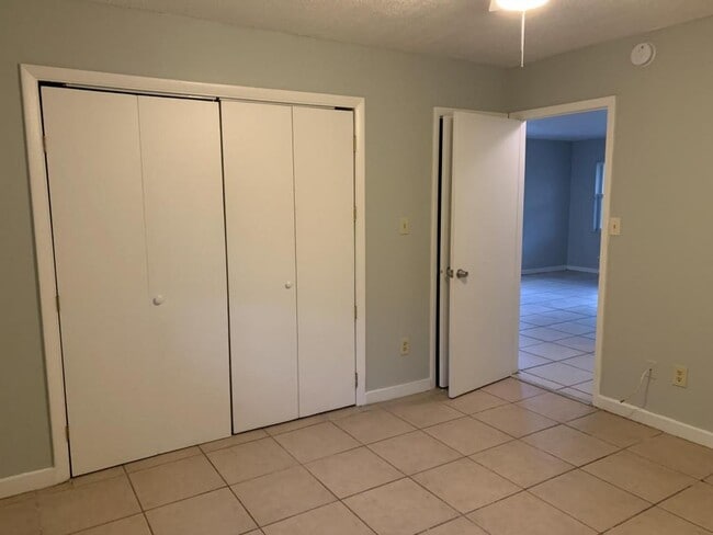 Building Photo - 825 Lyndhurst St