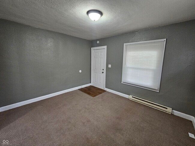 Building Photo - 835 N Gladstone Ave