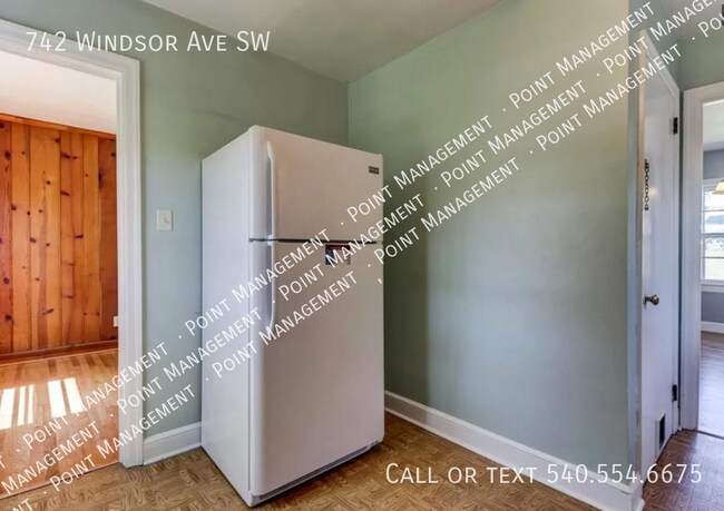 Building Photo - 742 Windsor Ave SW