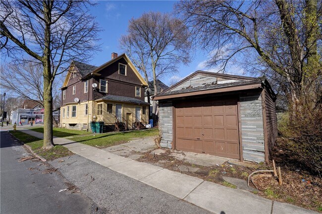 Building Photo - 459 Parsells Ave