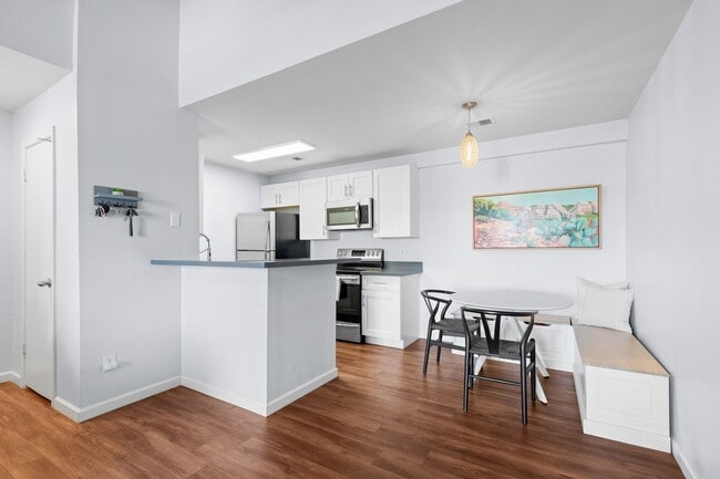 Building Photo - Charming 1BR Condo in Phoenix