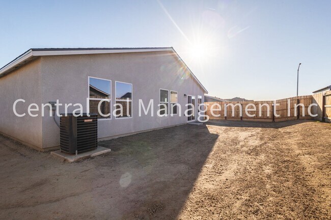 Building Photo - 4 Bedroom/2 Bath Home with Solar in the Desired Southwest - $2500 Per Month!