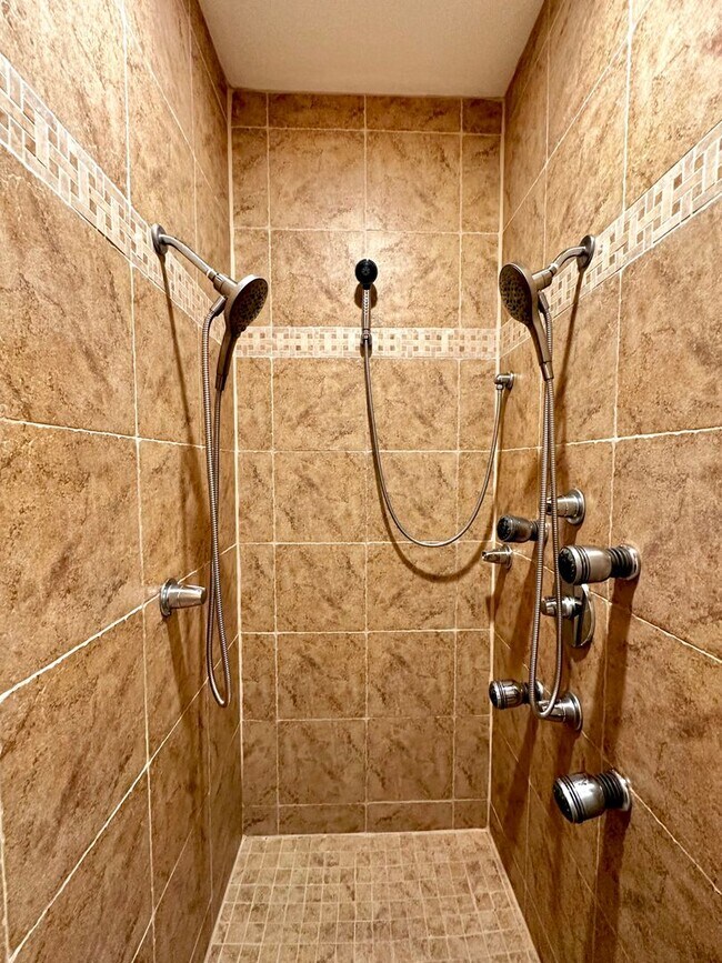 Building Photo - Rare Kent Gem, 3 BR | 3 BA | 2 DEN | 0.41 ...