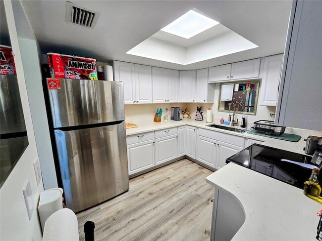 Building Photo - 633 Silver Pass