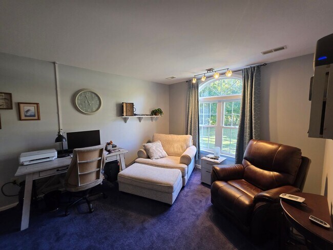 Building Photo - Beautiful 3 bedroom, 2 bath house with one...