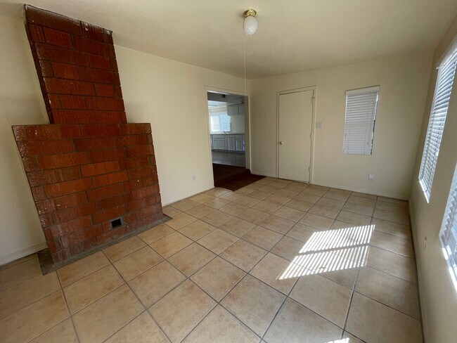 Building Photo - Hesperia-Refurbished- 3 Bedrooms, 2 Bathrooms + Den or Office, Large Property