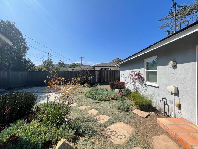 Building Photo - Renovated East Mesa Home 2 Doors From Shor...