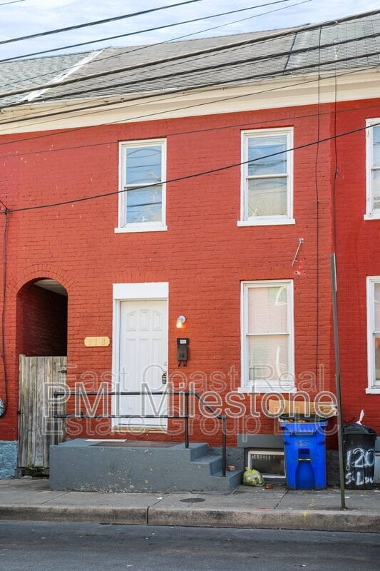 Building Photo - 118 S Locust St