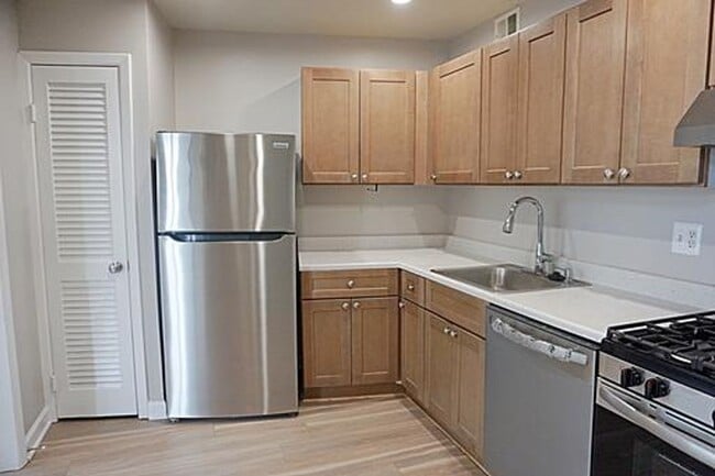 Building Photo - Beautifully Remodel Top-Level Condo!