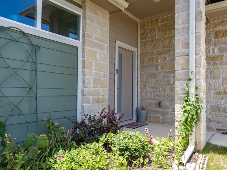 Building Photo - 14020 Neskar Dr