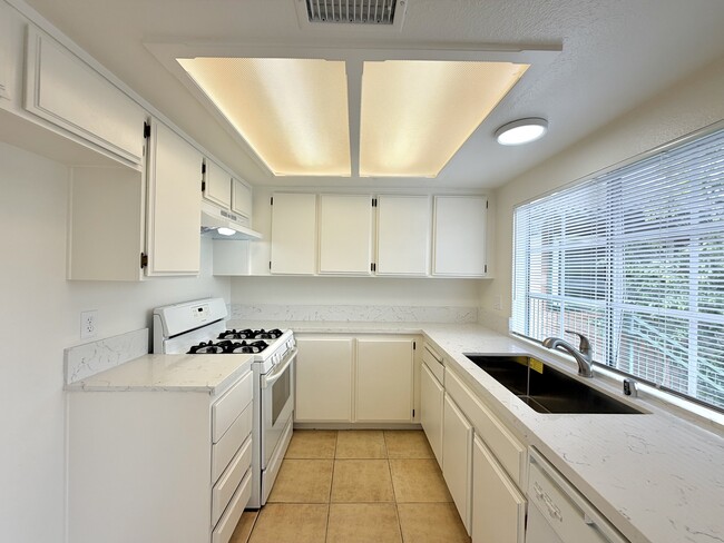 Building Photo - 2660 Twain Dr