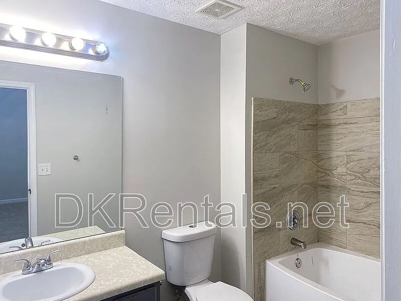 Building Photo - Room in Townhome on High Park Ln