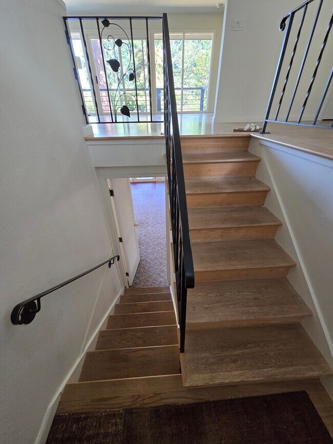 Building Photo - Popular West Linn! Tons of Space and great...