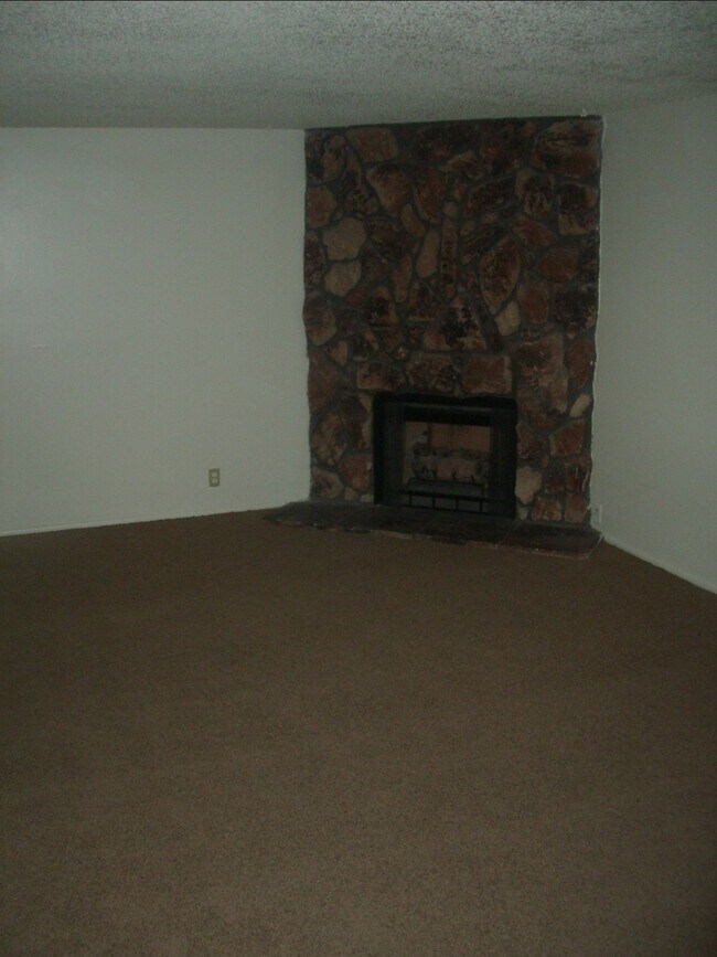 Building Photo - 475-477 Delta Cir