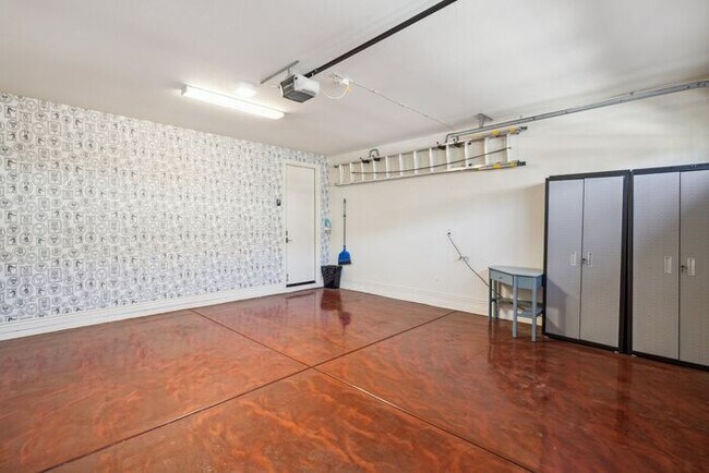 Building Photo - Modern 4-bedroom, 3.5-bathroom single-family home in the heart of North Tempe