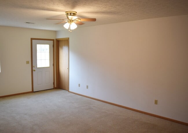 Building Photo - Spacious 3 bedroom, 2 bathroom duplex!