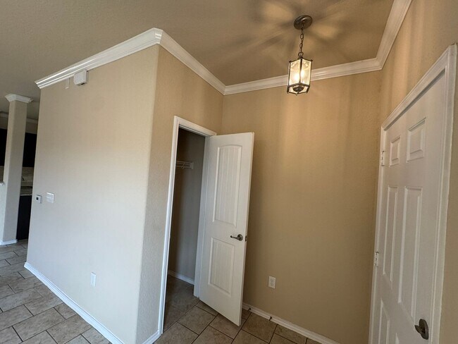 Building Photo - Move-In Special! Spacious 3BR Home with La...