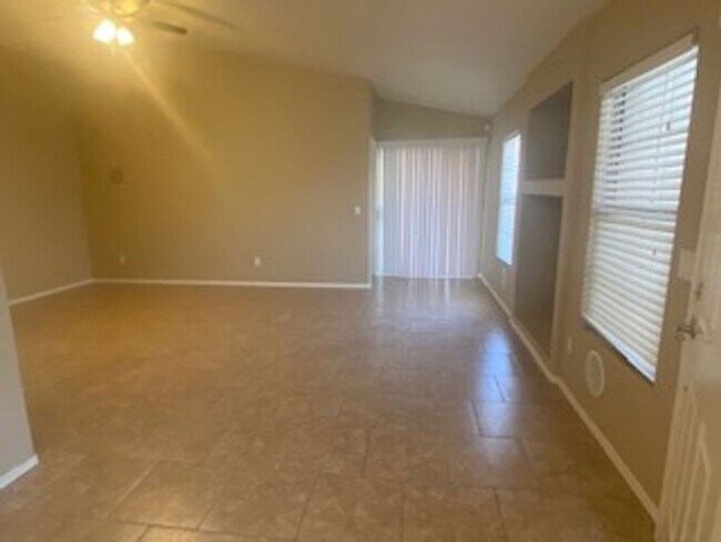 Building Photo - BEAUTIFUL SINGLE LEVEL 3 BEDROOM HOME IN PRIME GILBERT LOCATION.