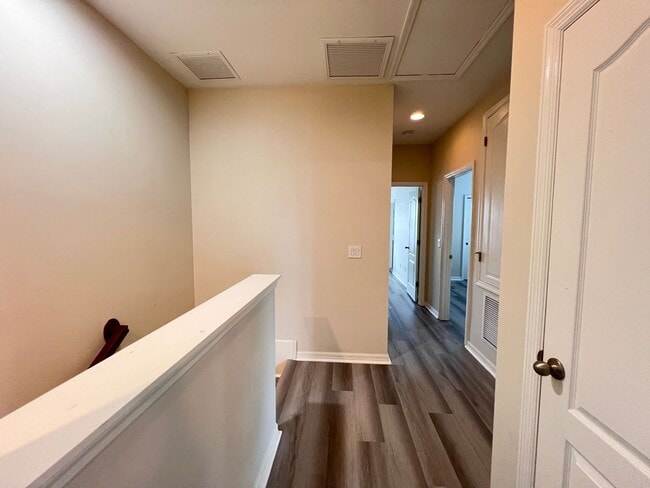 Building Photo - Beautiful Townhouse at Windermere availabl...