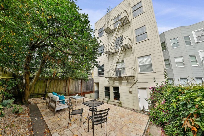 Building Photo - Cole Valley: Bright Top Floor Unfurnished 1 Bed 1 Bath with Garage Parking