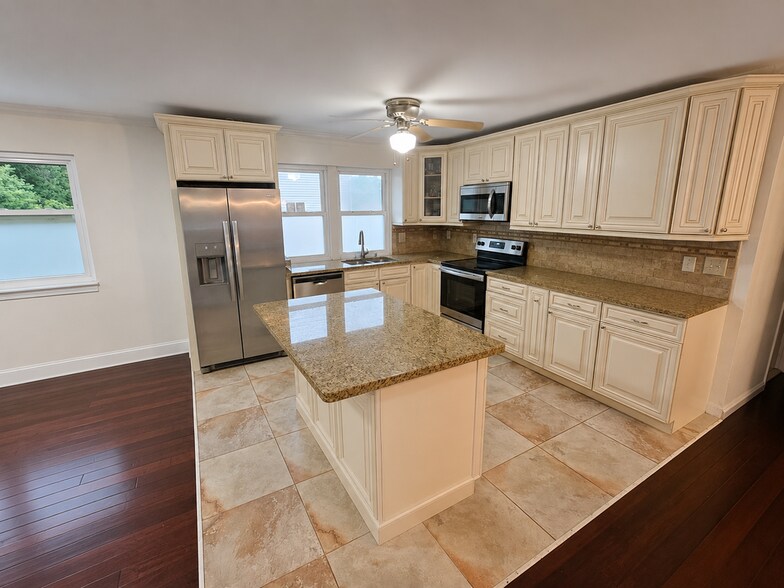 Building Photo - 1510 Pine Acres Blvd