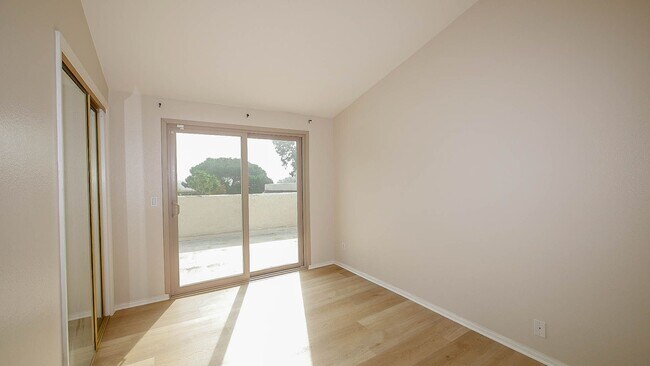 Building Photo - Updated 4BR Townhome in La Jolla Shores He...