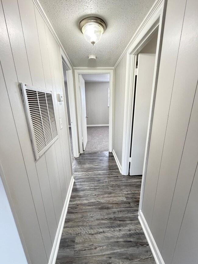 Building Photo - Oxford-2 Bedrooms